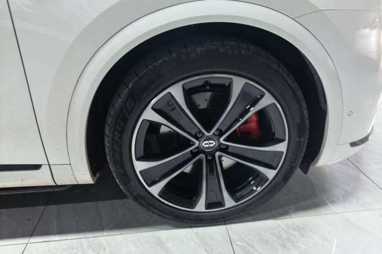 Used Hima AITO M8 2025 Extended-Range Max+ Version 53.4 kWh 5-Seater Edition Right Front Wheel Hub