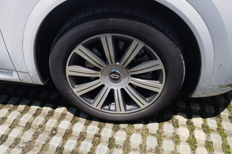 Used Hima AITO M8 2025 Extended-Range Max+ Version 53.4 kWh 5-Seater Edition Right Front Wheel Hub
