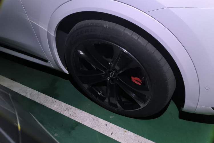 Used Hima AITO M8 2025 Extended-Range Ultra Version 53.4 kWh 5-Seater Edition Right Front Wheel Hub