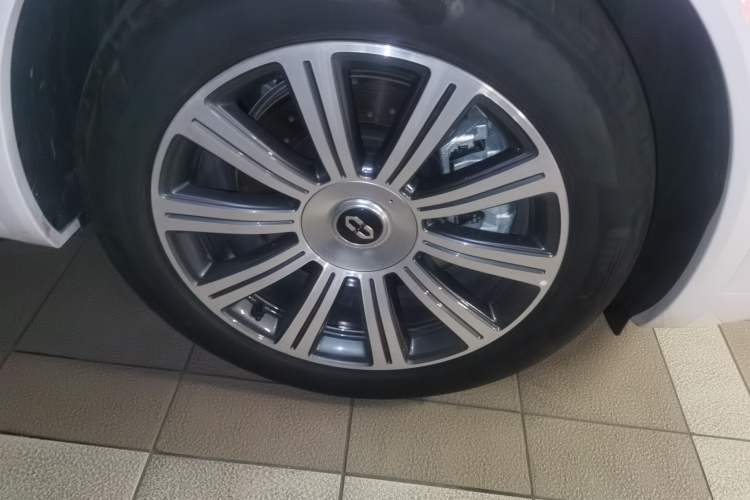 Used Hima AITO M8 2025 Extended-Range Max Version 37 kWh 5-Seater Right Front Wheel Hub