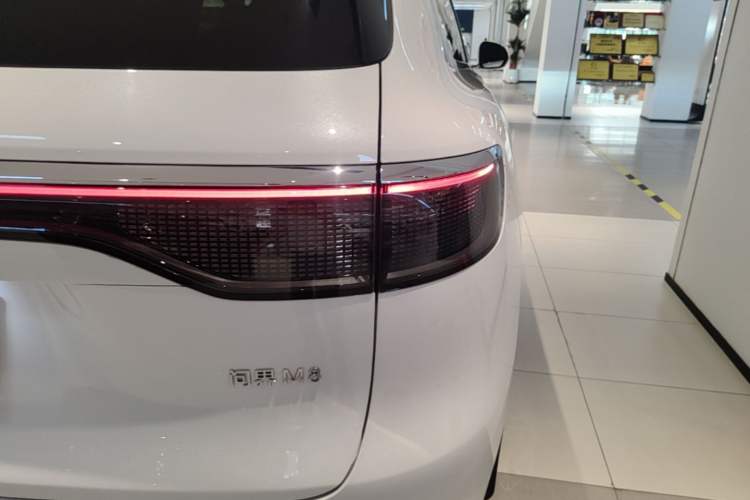 Used Hima AITO M8 2025 Extended-Range Ultra Version 53.4 kWh 6-Seater Edition Right Rear Taillight