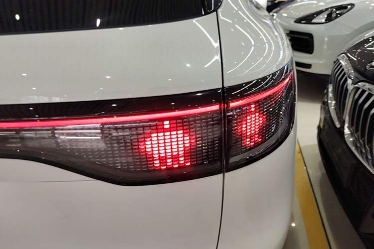 Used Hima AITO M8 2025 Extended-Range Max+ Version 53.4 kWh 6-Seater Edition Right Rear Taillight
