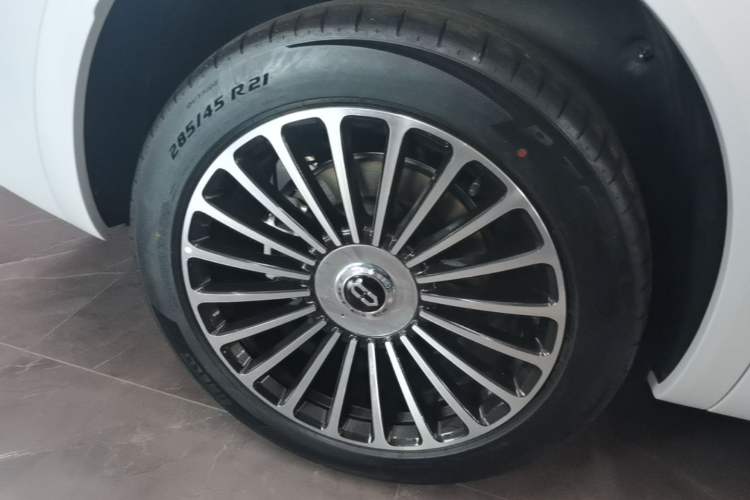 Used Hima AITO M8 2025 Extended-Range Max+ Version 53.4 kWh 5-Seater Edition Right Rear Wheel Hub