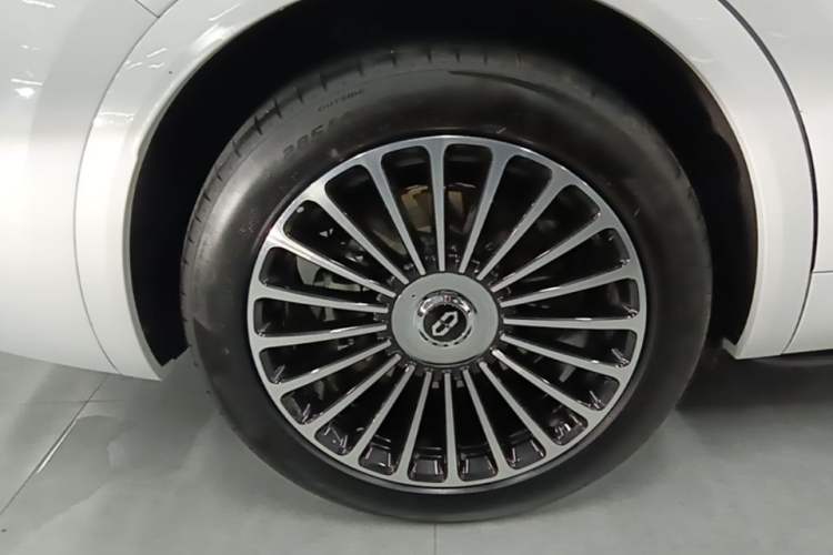 Used Hima AITO M8 2025 Extended-Range Max+ Version 53.4 kWh 5-Seater Edition Right Rear Wheel Hub