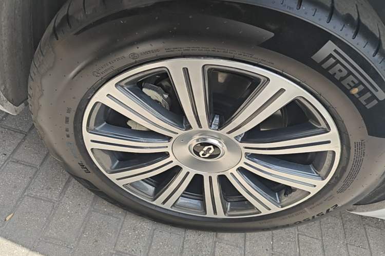 Used Hima AITO M8 2025 Extended-Range Max+ Version 53.4 kWh 6-Seater Edition Right Rear Wheel Hub