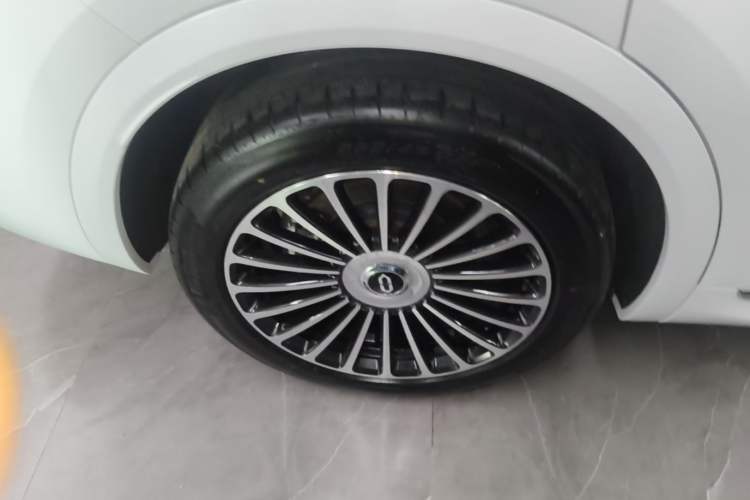 Used Hima AITO M8 2025 Extended-Range Max+ Version 53.4 kWh 5-Seater Edition Right Rear Wheel Hub