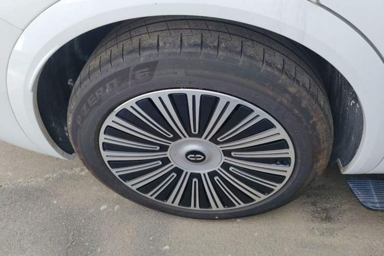 Used Hima AITO M8 2025 Extended-Range Ultra Version 53.4 kWh 6-Seater Edition Right Rear Wheel Hub