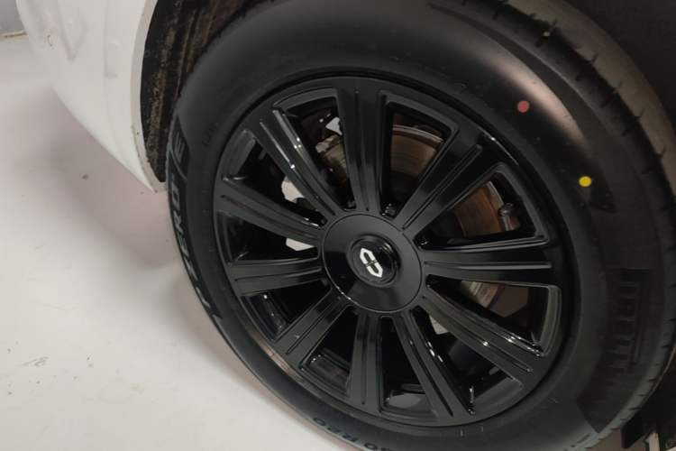 Used Hima AITO M8 2025 Extended-Range Max+ Version 53.4 kWh 6-Seater Edition Right Rear Wheel Hub