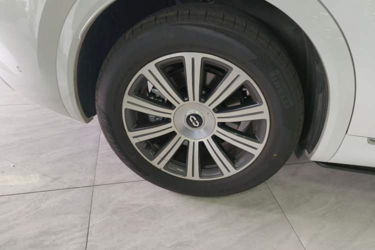 Used Hima AITO M8 2025 Model Pure Electric Max+ Five-Seat Long-Range Version Right Rear Wheel Hub