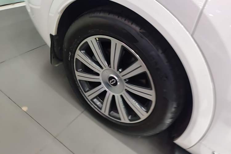 Used Hima AITO M8 2025 Extended-Range Max+ Version 53.4 kWh 5-Seater Edition Right Rear Wheel Hub