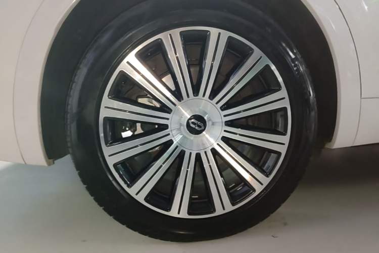 Used Hima AITO M8 2025 Model, Pure Electric Max+ Six-Seat Long-Range Version Right Rear Wheel Hub
