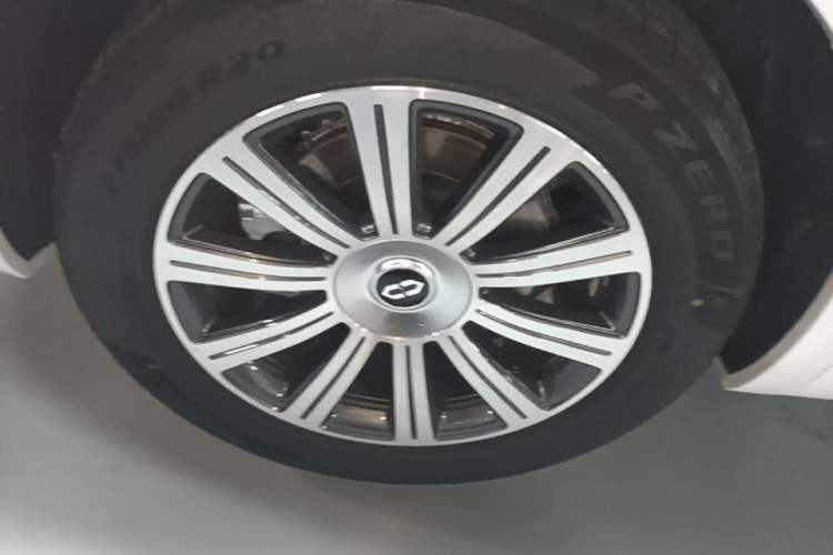 Used Hima AITO M8 2025 Model Pure Electric Max+ Five-Seat Long-Range Version Right Rear Wheel Hub