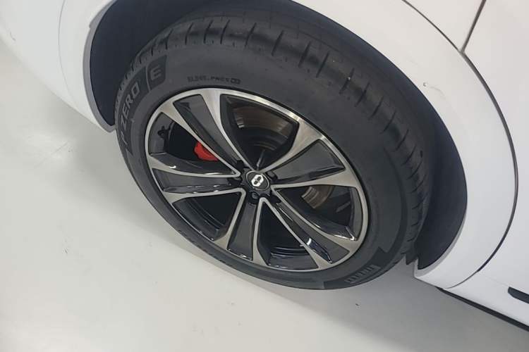 Used Hima AITO M8 2025 Extended-Range Max+ Version 53.4 kWh 6-Seater Edition Right Rear Wheel Hub