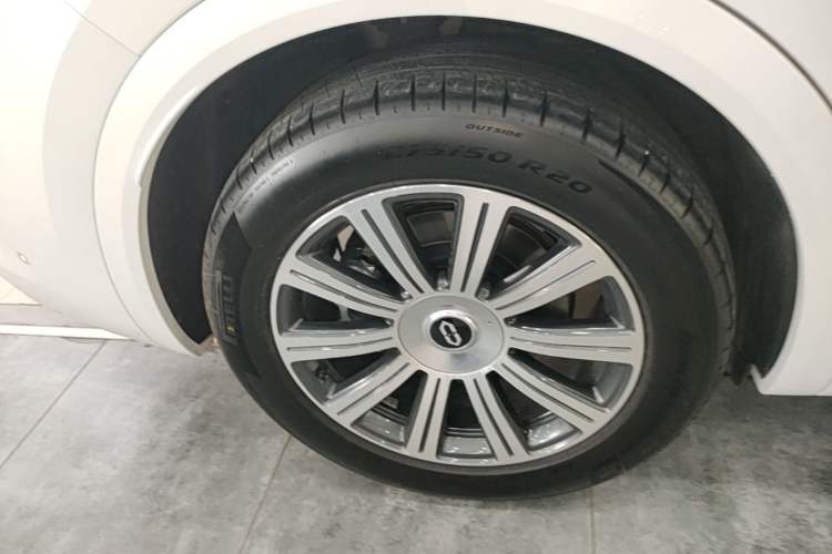 Used Hima AITO M8 2025 Model Pure Electric Max+ Five-Seat Long-Range Version Right Rear Wheel Hub