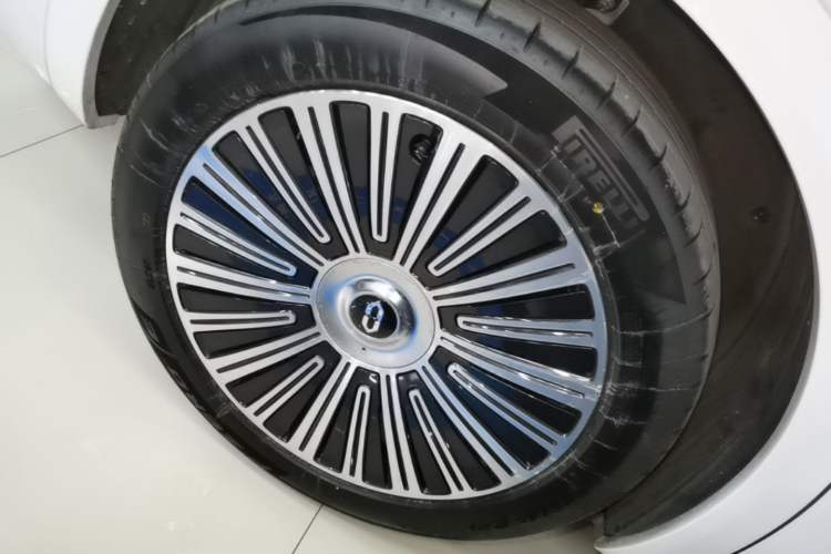 Used Hima AITO M8 2025 Extended-Range Ultra Version 53.4 kWh 6-Seater Edition Right Rear Wheel Hub