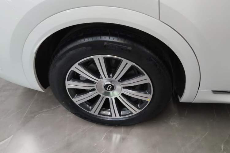 Used Hima AITO M8 2025 Extended-Range Max+ Version 53.4 kWh 5-Seater Edition Right Rear Wheel Hub