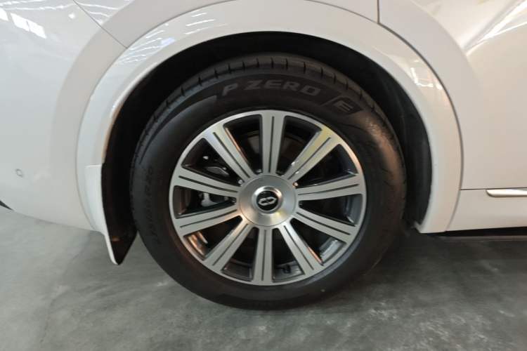 Used Hima AITO M8 2025 Extended-Range Max+ Version 53.4 kWh 6-Seater Edition Right Rear Wheel Hub