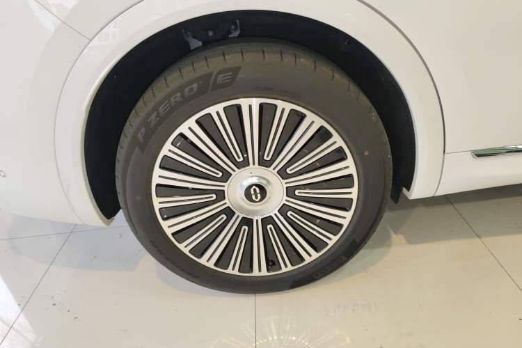 Used Hima AITO M8 2025 Extended-Range Ultra Version 53.4 kWh 5-Seater Edition Right Rear Wheel Hub