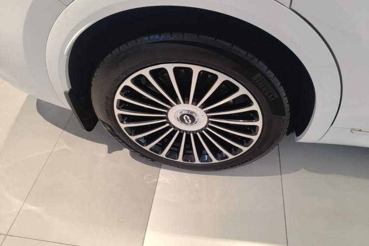 Used Hima AITO M8 2025 Extended-Range Ultra Version 53.4 kWh 6-Seater Edition Right Rear Wheel Hub