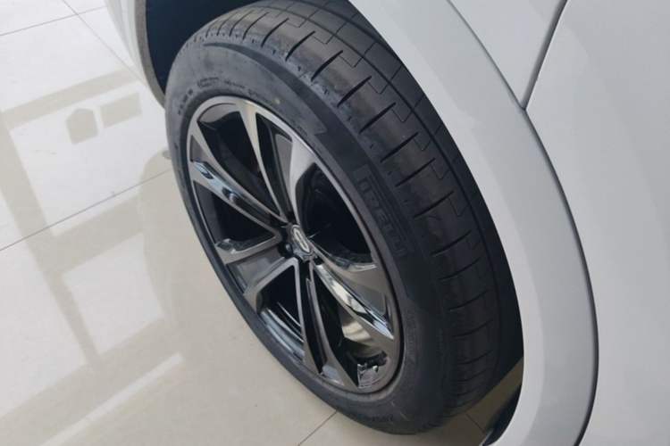 Used Hima AITO M8 2025 Extended-Range Ultra Version 53.4 kWh 6-Seater Edition Right Rear Wheel Hub