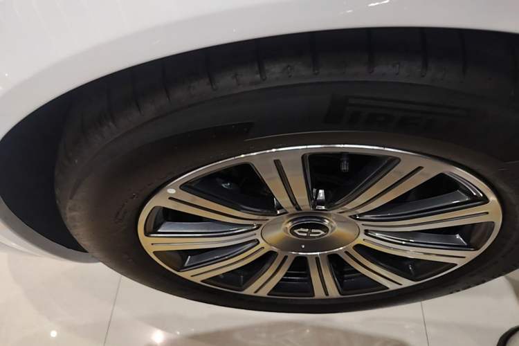 Used Hima AITO M8 2025 Extended-Range Max+ Version 53.4 kWh 6-Seater Edition Right Rear Wheel Hub