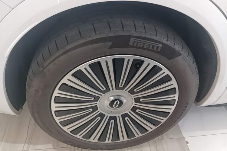 Used Hima AITO M8 2025 Extended-Range Ultra Version 53.4 kWh 6-Seater Edition Right Rear Wheel Hub