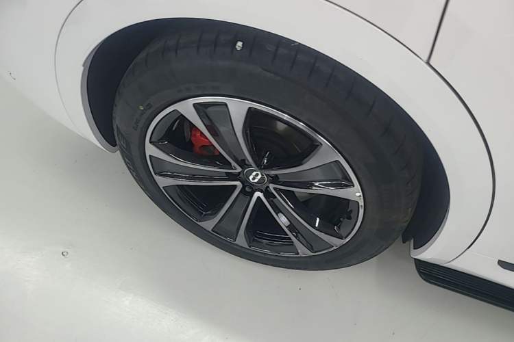 Used Hima AITO M8 2025 Extended-Range Max+ Version 53.4 kWh 5-Seater Edition Right Rear Wheel Hub