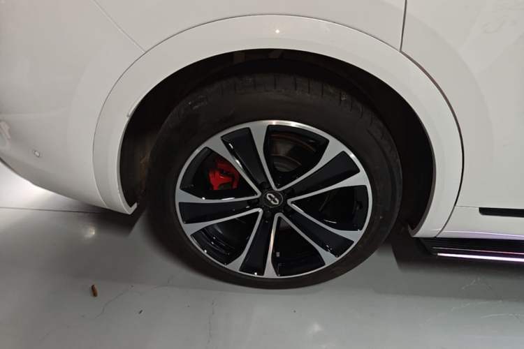 Used Hima AITO M8 2025 Extended-Range Max+ Version 53.4 kWh 5-Seater Edition Right Rear Wheel Hub