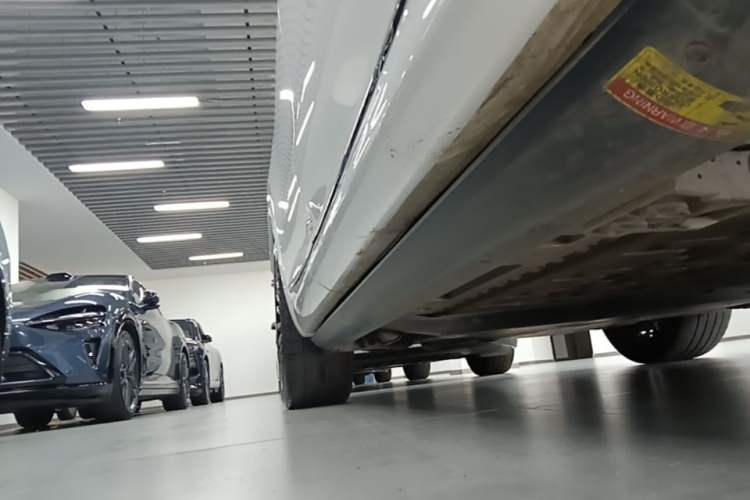 Used Hima AITO M8 2025 Extended-Range Max+ Version 53.4 kWh 5-Seater Edition Right Side Sill