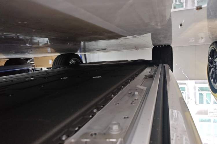 Used Hima AITO M8 2025 Model, Pure Electric Max+ Five-Seat All-Wheel-Drive Version Right Side Sill