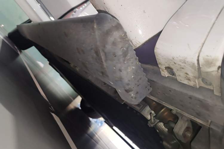 Used Hima AITO M8 2025 Extended-Range Max+ Version 53.4 kWh 5-Seater Edition Right Side Sill