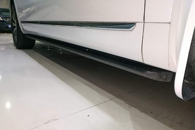 Used Hima AITO M8 2025 Extended-Range Max+ Version 53.4 kWh 6-Seater Edition Right Side Sill
