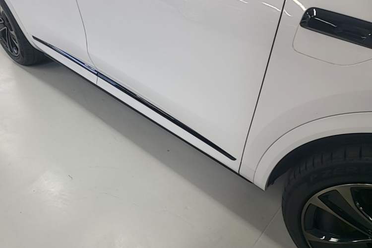 Used Hima AITO M8 2025 Extended-Range Max+ Version 53.4 kWh 6-Seater Edition Right Side Sill