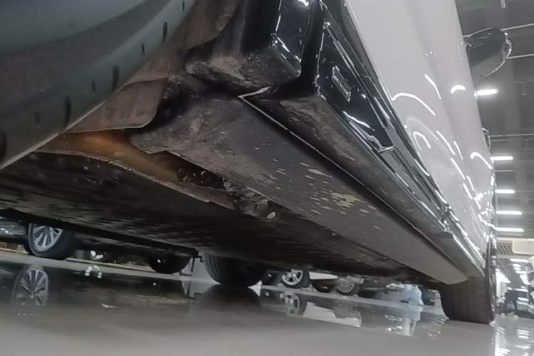 Used Hima AITO M8 2025 Extended-Range Max+ Version 53.4 kWh 6-Seater Edition Right Side Sill