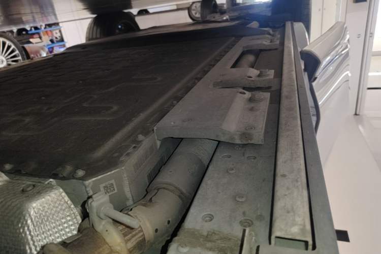 Used Hima AITO M8 2025 Extended-Range Ultra Version 53.4 kWh 6-Seater Edition Right Side Sill