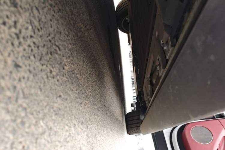 Used Hima AITO M8 2025 Extended-Range Ultra Version 53.4 kWh 6-Seater Edition Right Side Sill