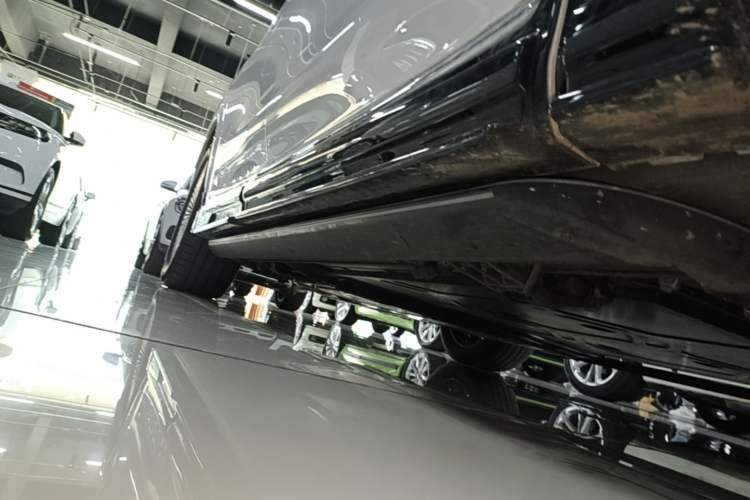 Used Hima AITO M8 2025 Extended-Range Max+ Version 53.4 kWh 6-Seater Edition Right Side Sill