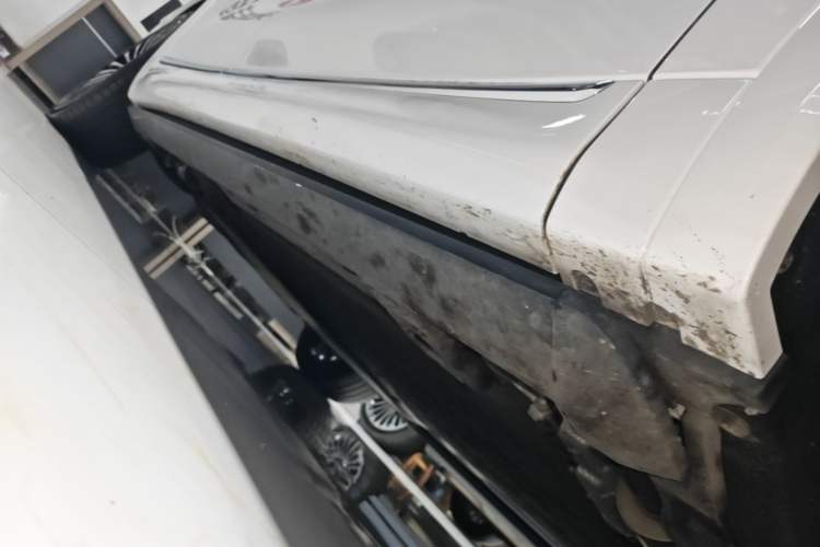 Used Hima AITO M8 2025 Extended-Range Ultra Version 53.4 kWh 6-Seater Edition Right Side Sill