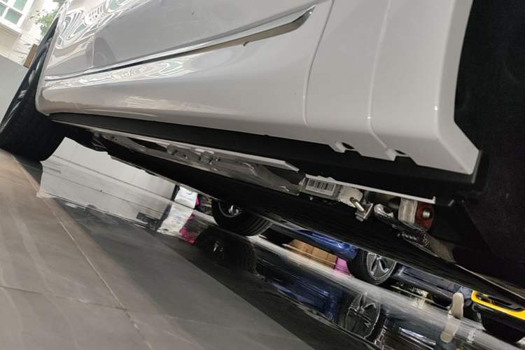 Used Hima AITO M8 2025 Extended-Range Max+ Version 53.4 kWh 5-Seater Edition Right Side Sill