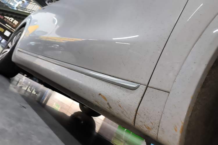 Used Hima AITO M8 2025 Extended-Range Max+ Version 53.4 kWh 5-Seater Edition Right Side Sill