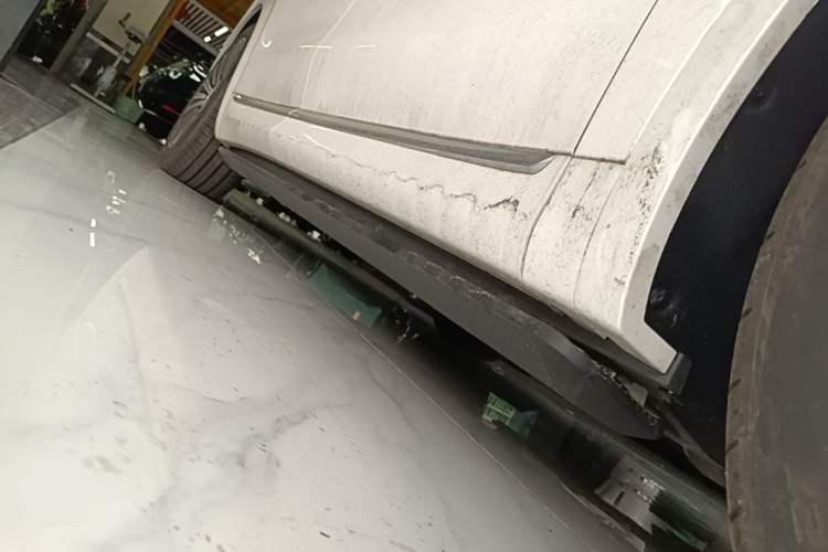Used Hima AITO M8 2025 Extended-Range Ultra Version 53.4 kWh 5-Seater Edition Right Side Sill