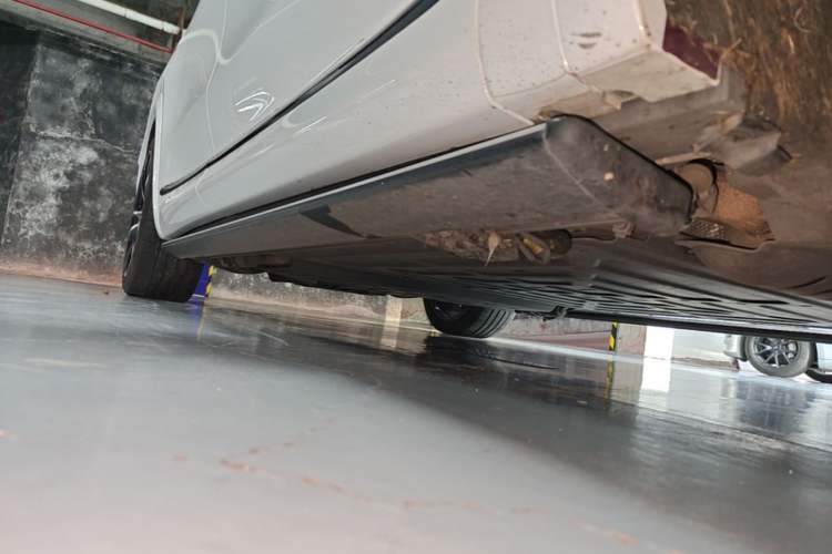 Used Hima AITO M8 2025 Extended-Range Max+ Version 53.4 kWh 5-Seater Edition Right Side Sill