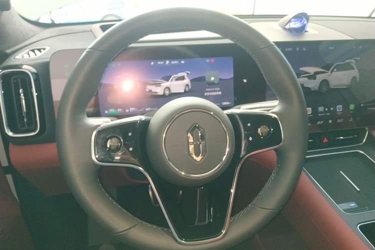 Used Hima AITO M8 2025 Extended-Range Max+ Version 53.4 kWh 5-Seater Edition Steering Wheel