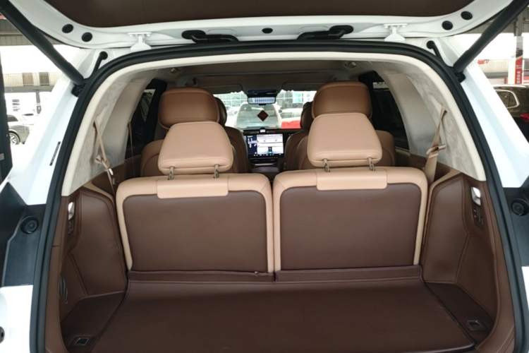 Used Hima AITO M8 2025 Extended-Range Ultra Version 53.4 kWh 6-Seater Edition Trunk