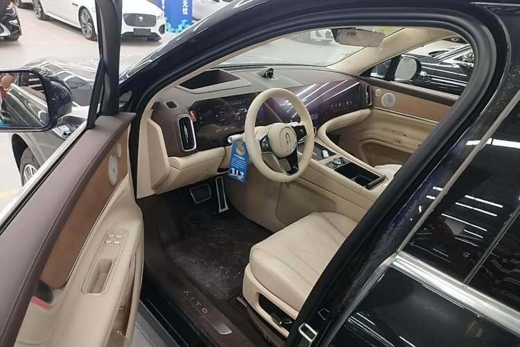 Used Hima AITO M9 2024 Range-Extended Ultra Version 42 kWh 6-Seater Model Driver Seat