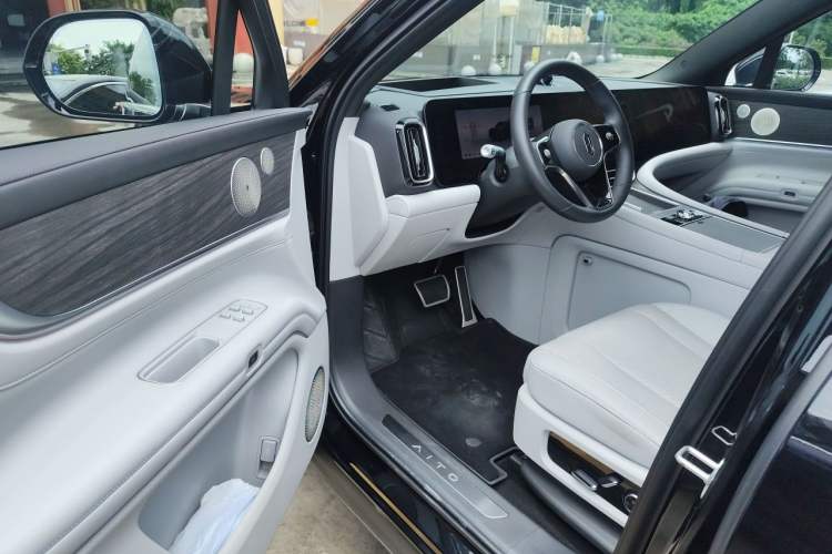 Used Hima AITO M9 2024 All-Electric Ultra Version 100 kWh 6-Seater Model Driver Seat