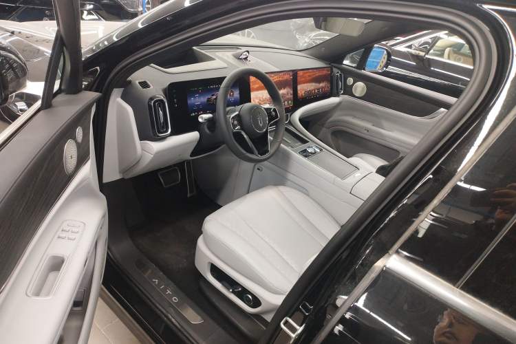 Used Hima AITO M9 2024 Range-Extended Ultra Version 42 kWh 6-Seater Model Driver Seat