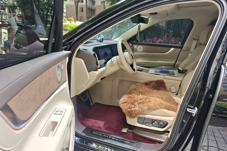 Used Hima AITO M9 2024 Range-Extended Ultra Version 52 kWh 6-Seater Model Driver Seat