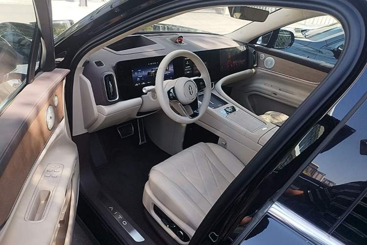 Used Hima AITO M9 2024 Range-Extended Ultra Version 42 kWh 6-Seater Model Driver Seat