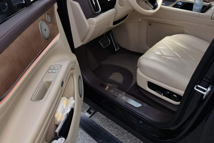 Used Hima AITO M9 2024 Range-Extended Ultra Version 42 kWh 6-Seater Model Driver Seat